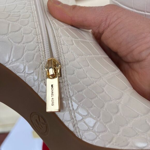 Michael Kors cream crocodile pattern ankle booties, pointy nose, zipper, 8.5 - Picture 8 of 11